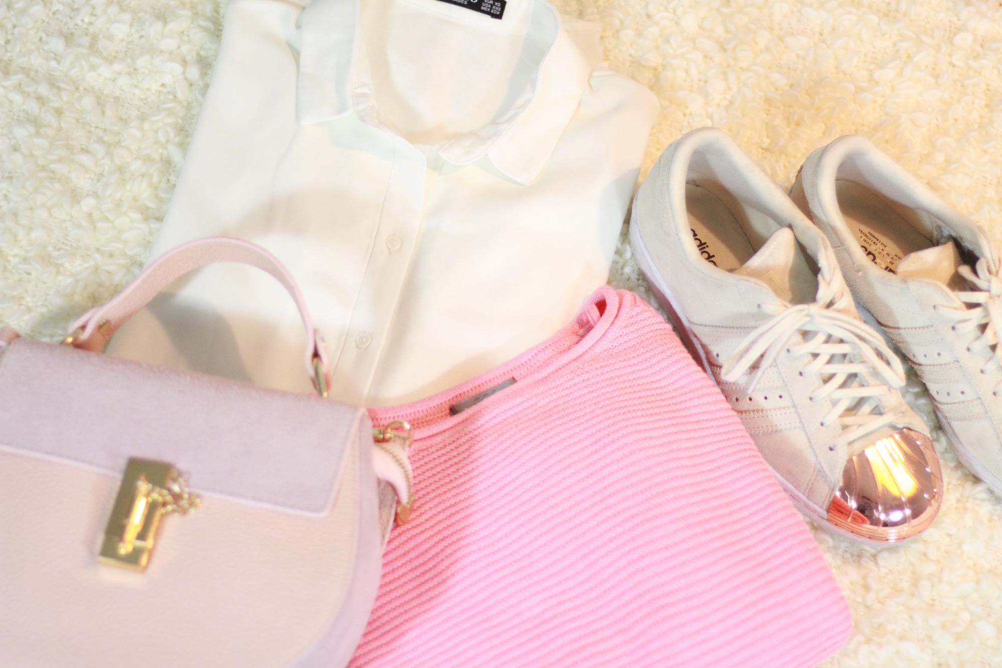 Adidas Superstars, Chloé Drew Bag von Loé Longbluse von Mango und Pullover von Cos