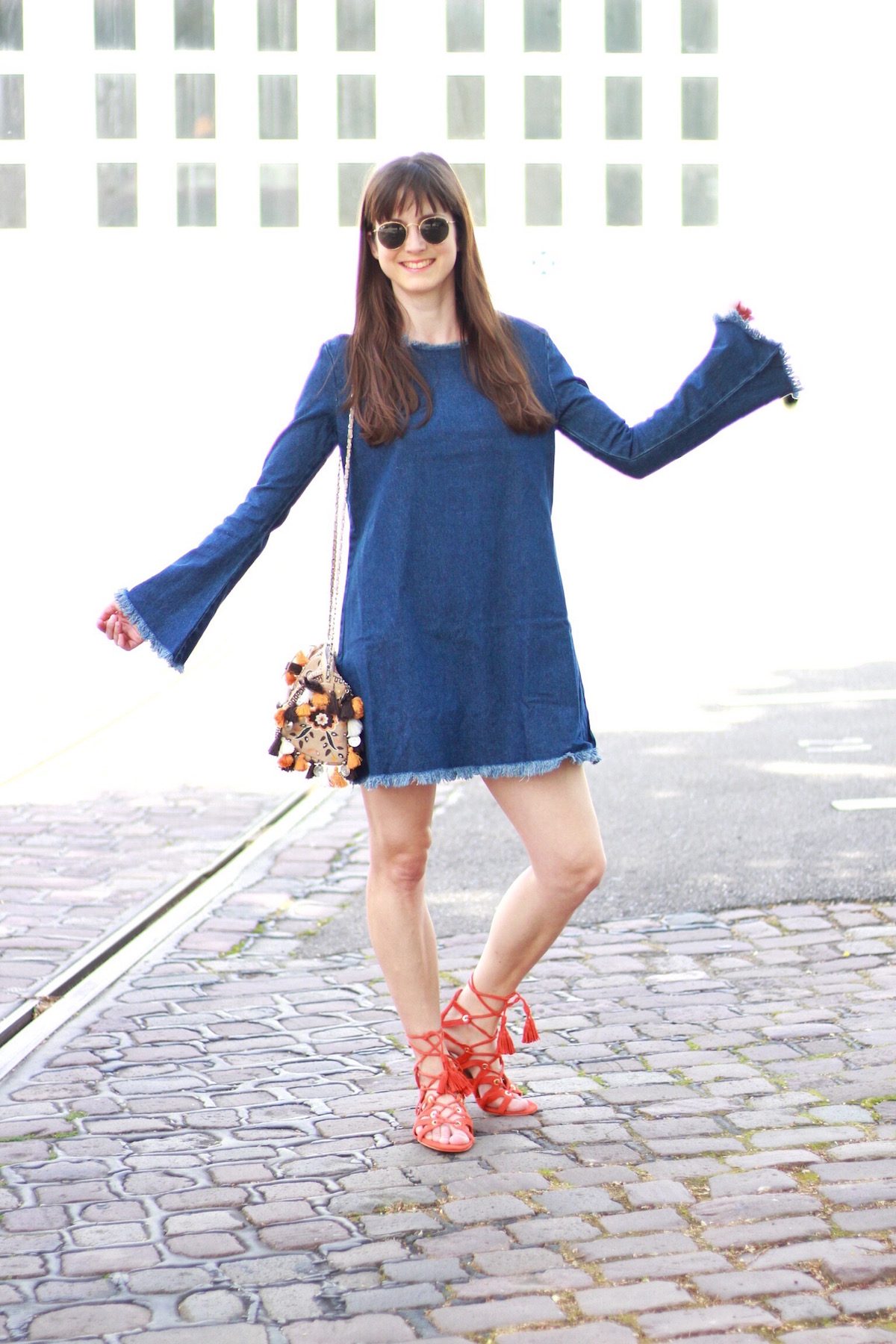 Modeblog Outfit: Jeanskleid mit Fransen von Asos, Boho Tasche und Sandalen in Orange