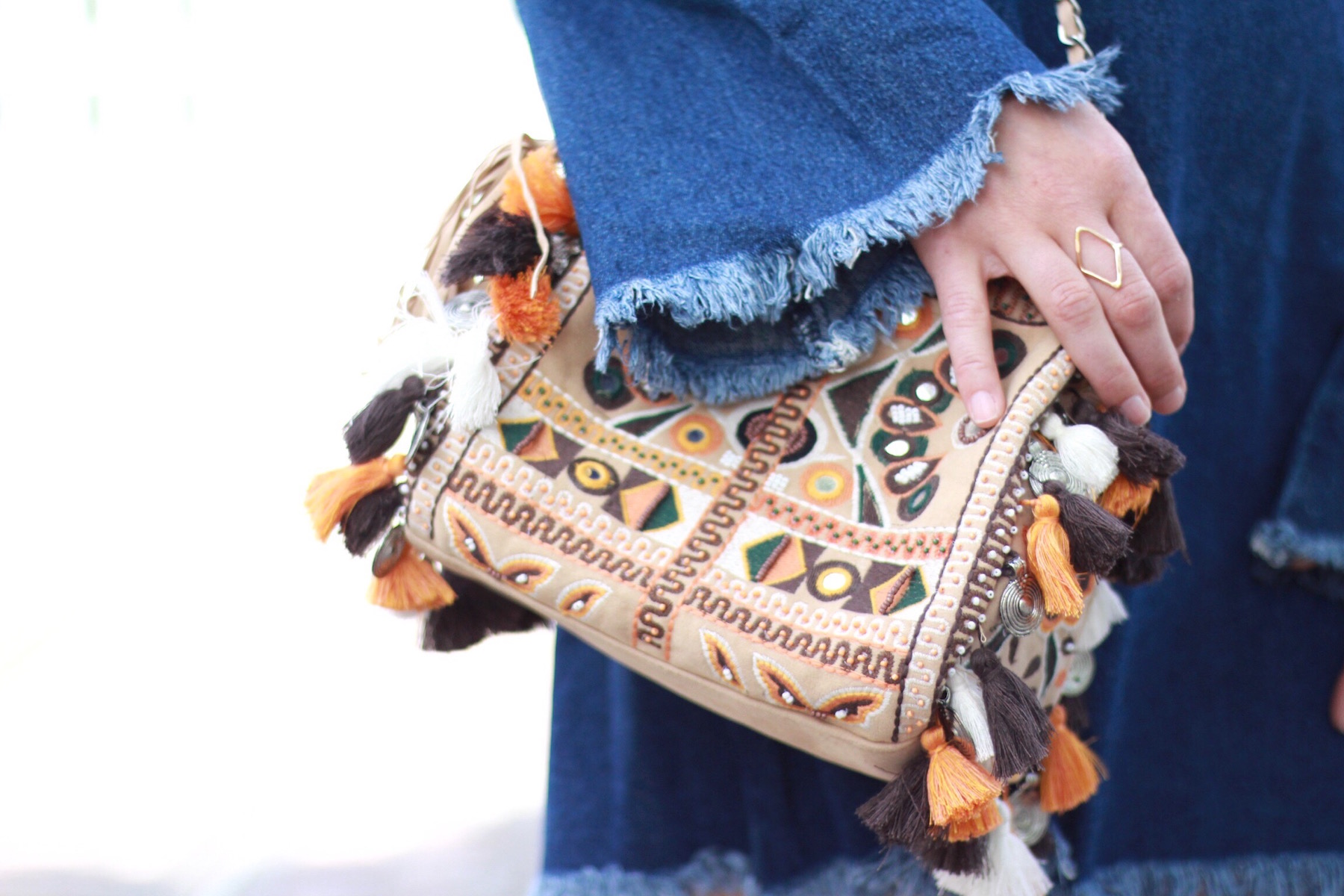 Boho Folklore Tasche von Zara, Fransenjeanskleid von Asos und Lage Up Sandalen