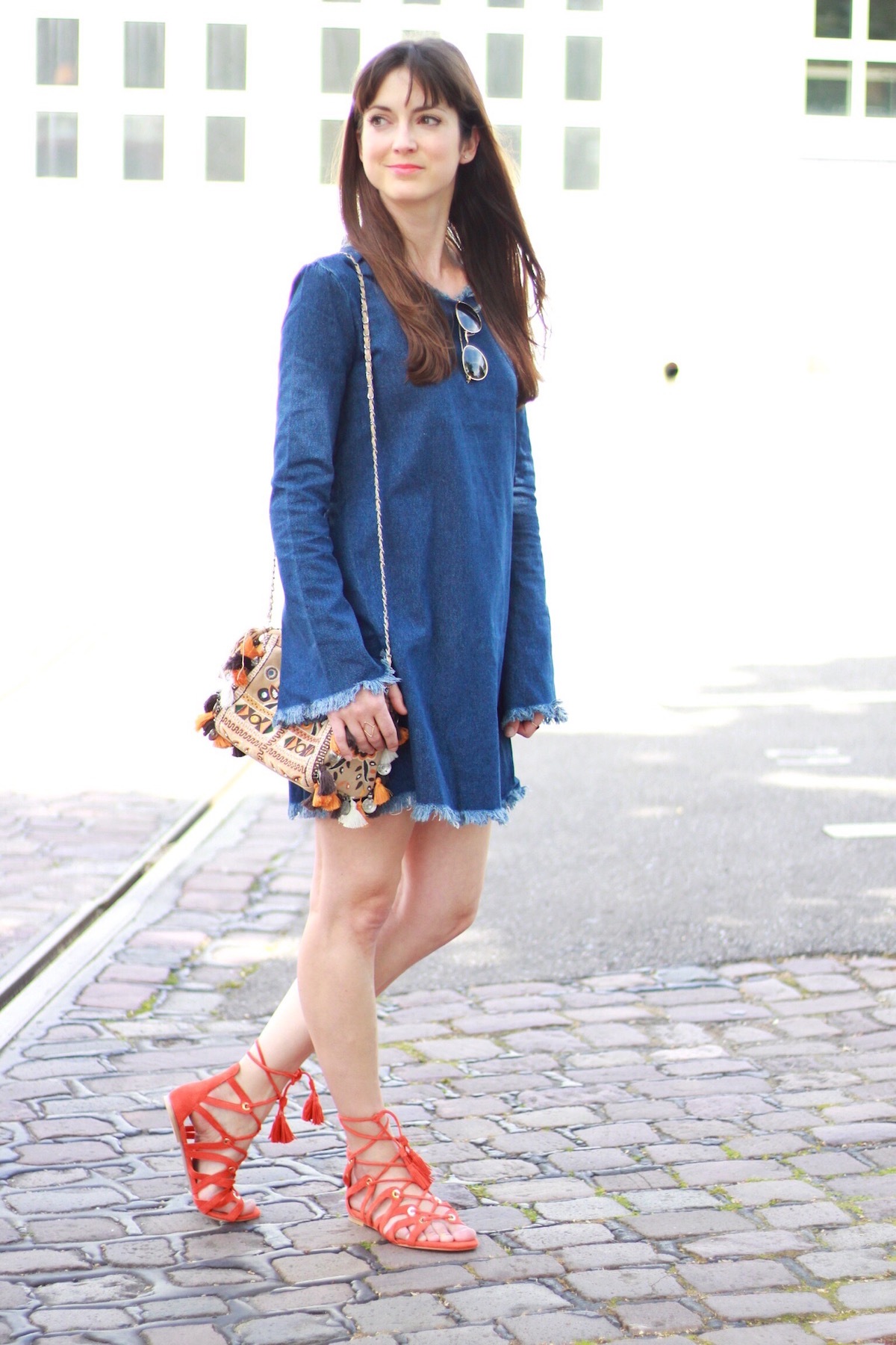 Modeblog Outfit: Jeanskleid mit Fransen, Boho Folklore Tasche und Sandalen in Orange