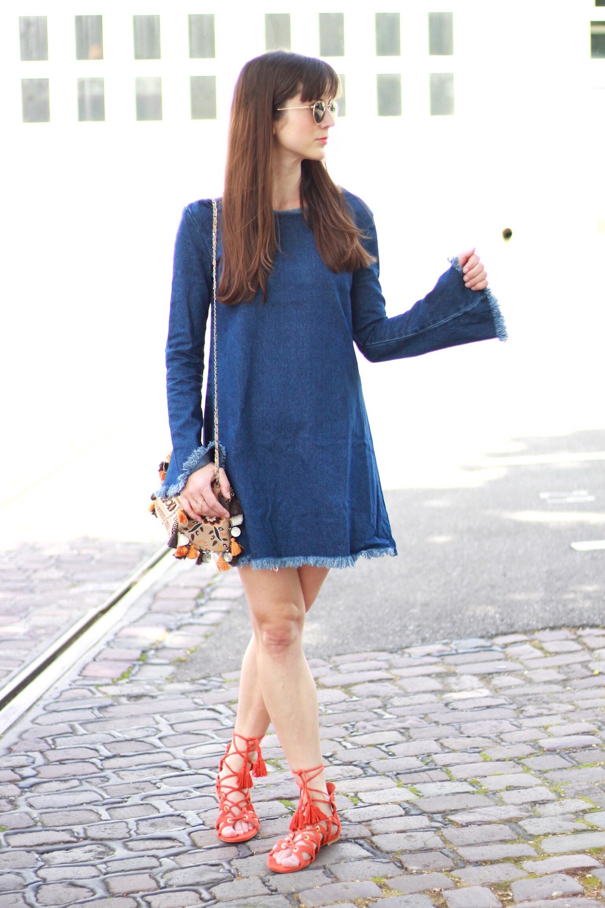 Modeblog Outfit: Frankenkleid in Jeansstoff, Boho Folklore Tasche und Lage Up Sandalen in Organe