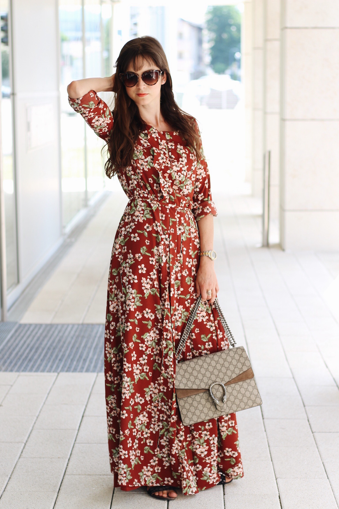 Maxikleid mit Blumenprint von Mint and Berry trage ich zusammen mit der Gucci Dionysus Bag