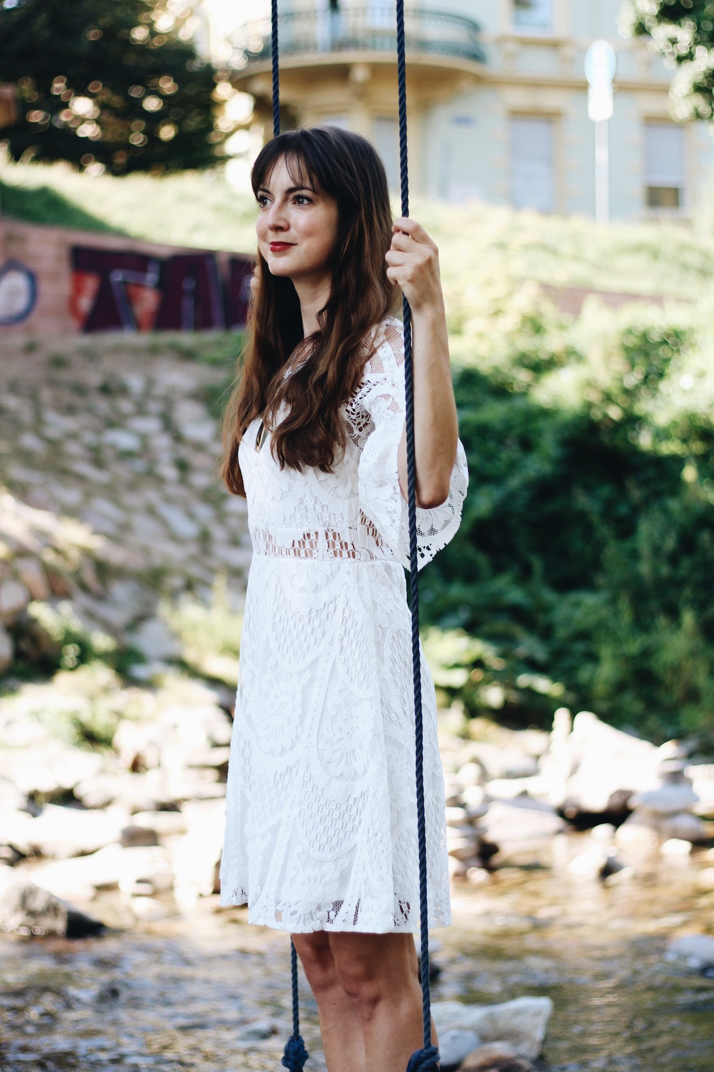 Weißes Spitzenkleid in Kombination mit Ray Ban für meinen Modeblog
