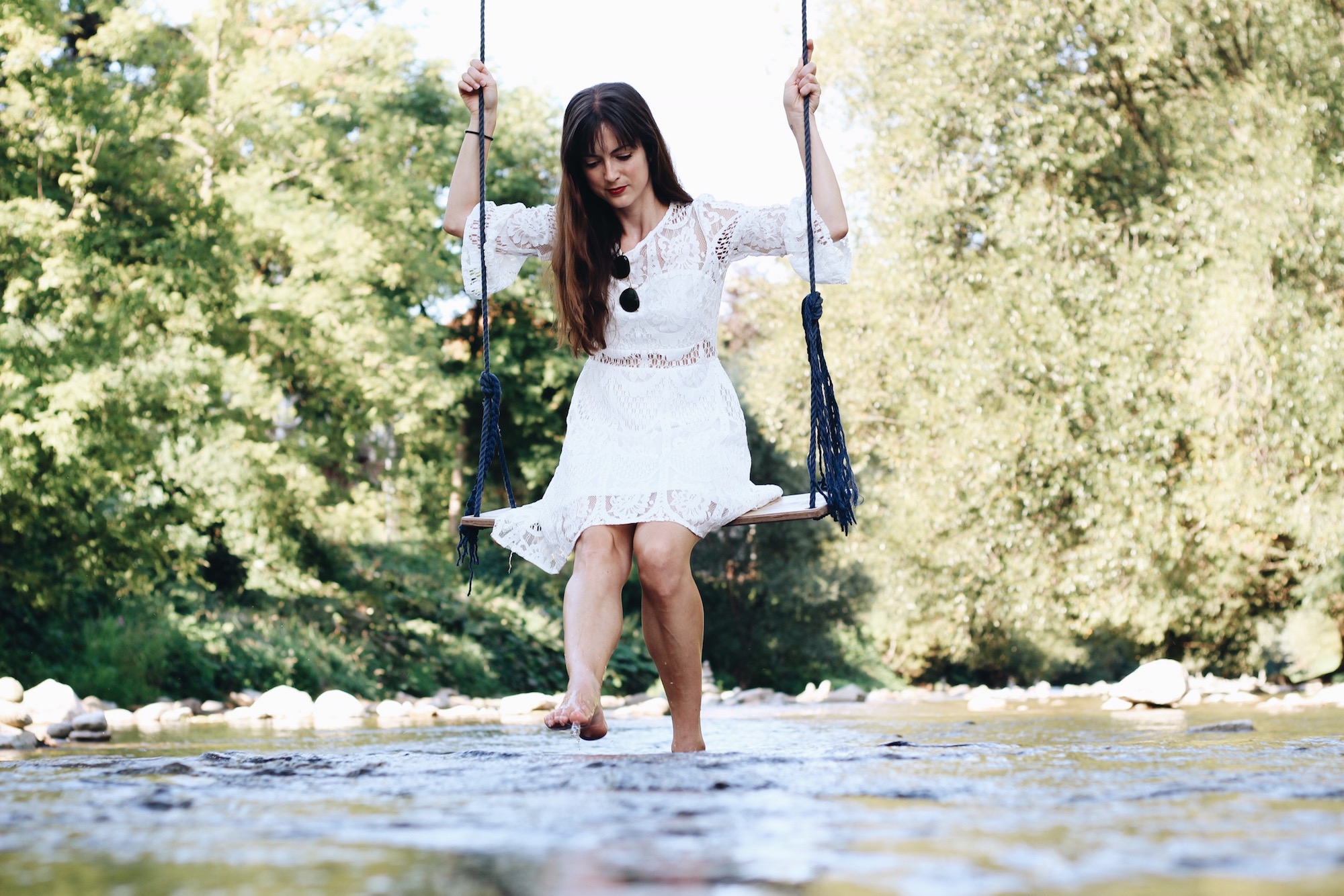 Ein weißes Boho Spitzenkleid alltagstauglich kombiniert für meinen Modeblog