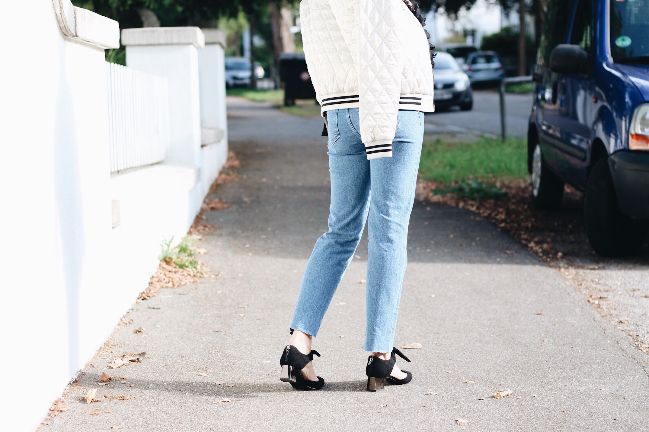 Meine Bomberjacke kombiniert mit Jeans und Céline Trio Bag für meinen Modeblog